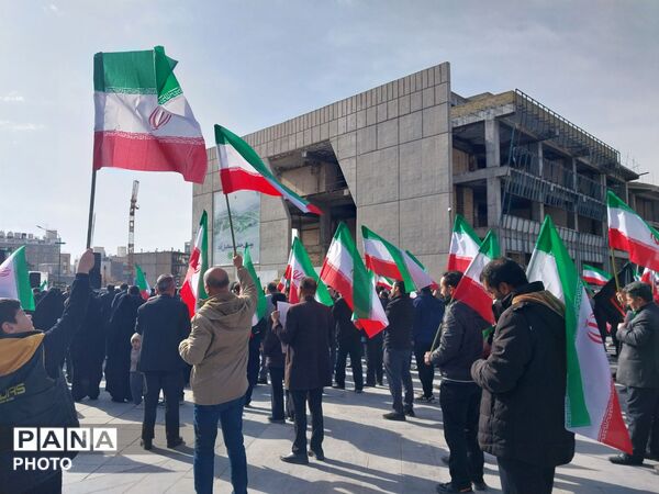 تجمع دانش آموزان و مردم غیور در سوگ رهبر معظم انقلاب در میدان شهدا مشهد مقدس