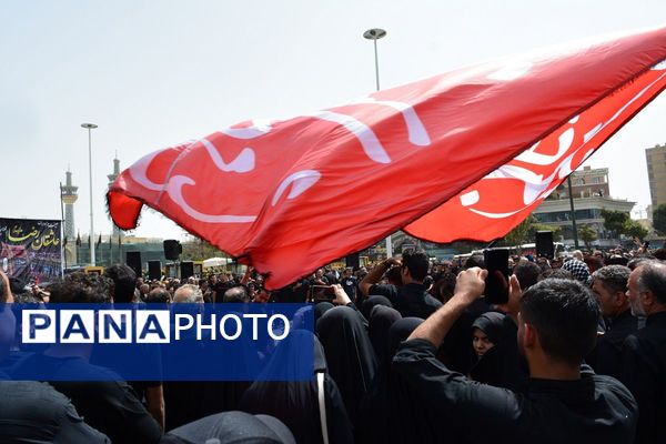 پرچم‌های عزا بر فراز حرم امام رضا(ع)