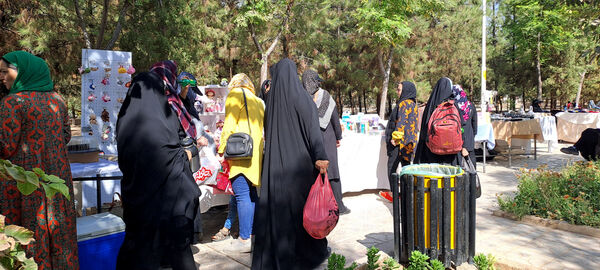 نمایشگاه محصولات دستی بانوان در بوستان نرگس قم