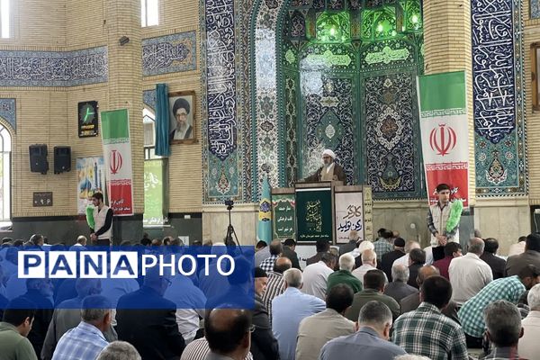 فرهنگیان شهرستان ملارد با حضور خود در نمازجمعه این هفته یاد شهید رجایی را گرامی داشتند 