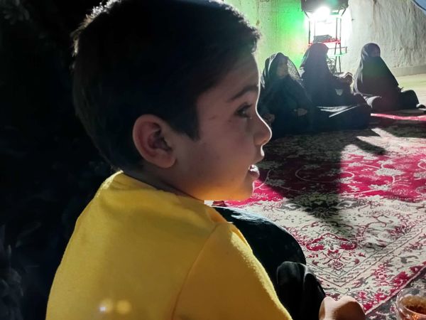 مراسم عزاداری ماه صفر در روستای نقاب در هنگام قطع برق