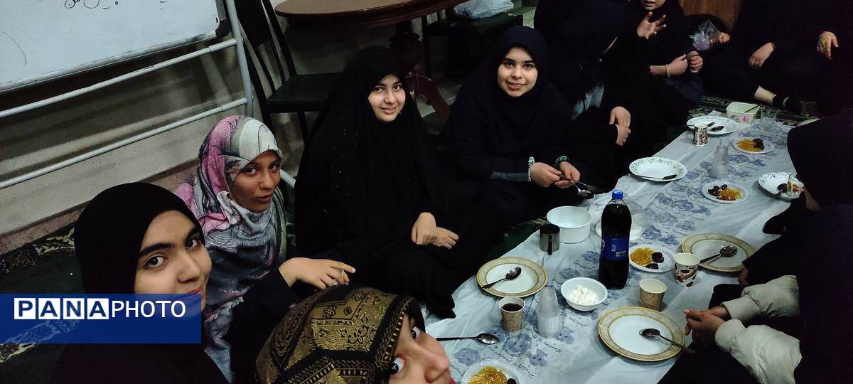 ضیافت افطاری ماه مبارک رمضان در دبیرستان پژمان بختیاری ناحیه یک مشهد 