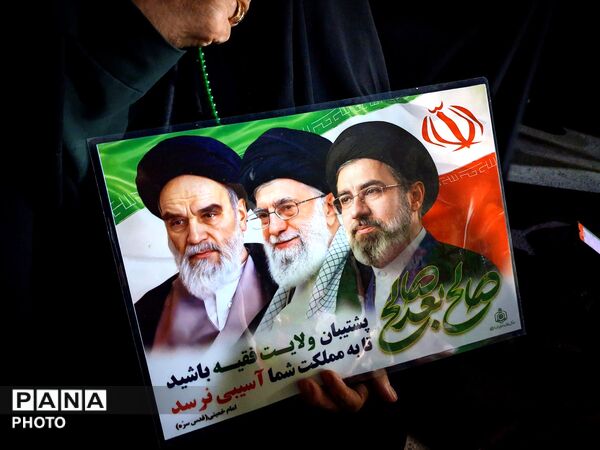 حضور پررنگ مردم در اجتماعات با تصاویر رهبری
