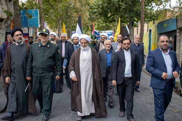 شرکت پرشور دهه هشتادی و نودی‌‌های شهر محلات در یوم‌الله ۱۳ آبان