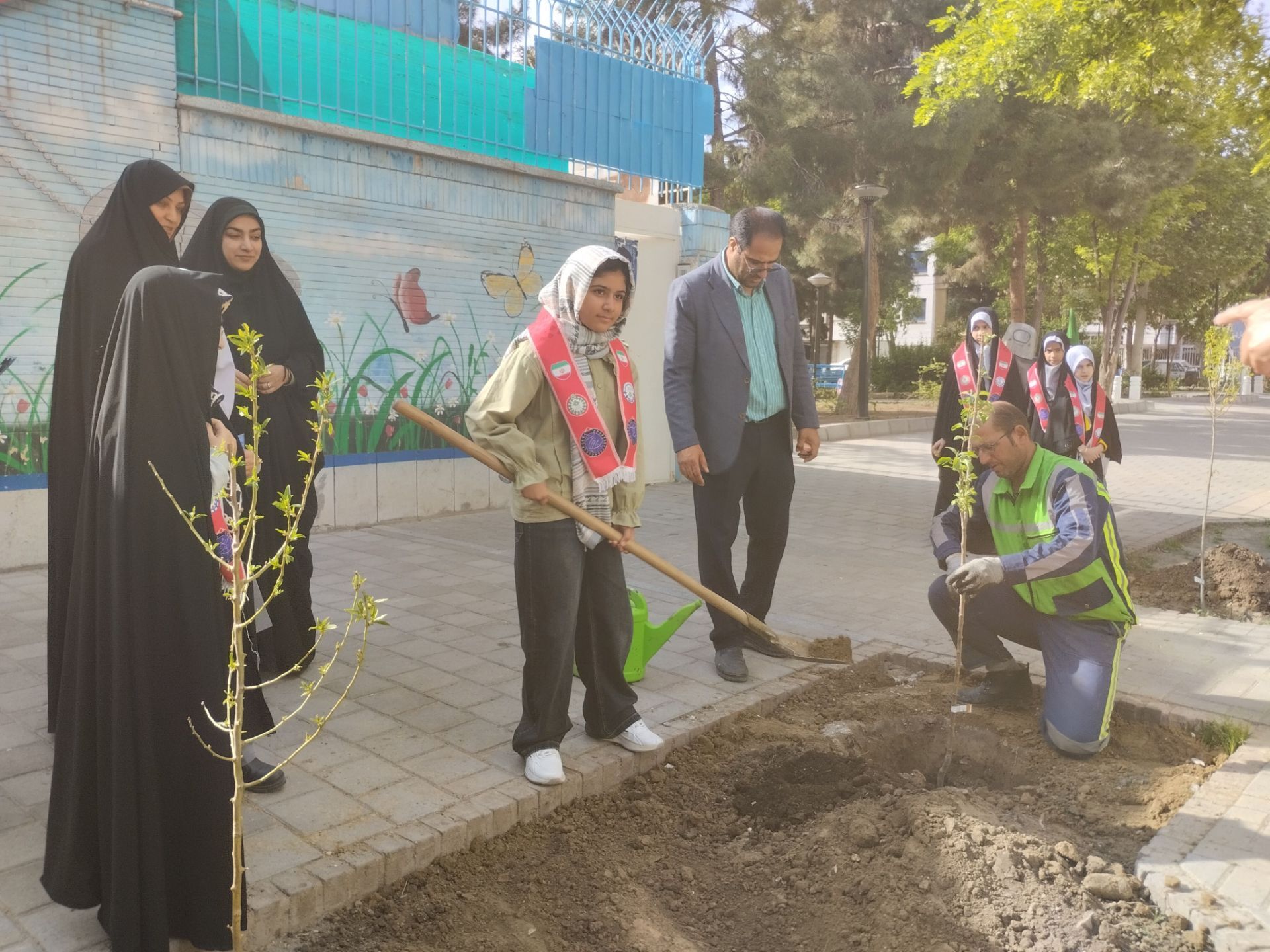 کاشت و پرورش نهال در مدرسه شاهد شهید ناصری