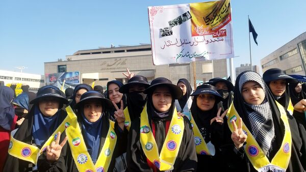 دانش آموزان شاهد تکتم ناحیه۳ ،پرچمداران راهپیمایی ۱۳ آبان