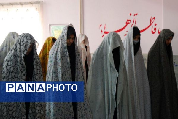 نماز جماعت به‌مناسبت هفته قرآن، عترت نماز در دبیرستان الغدیر ناحیه یک شهرری