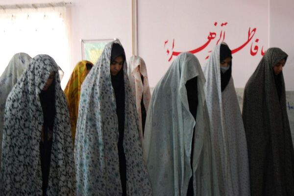 نماز جماعت به‌مناسبت هفته قرآن، عترت نماز در دبیرستان الغدیر ناحیه یک شهرری