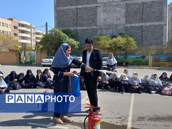 حضور آتش نشان به مناسبت وز آتش نشان و ایمنی در مدرسه نمونه دولتی وکیلی ۱۰