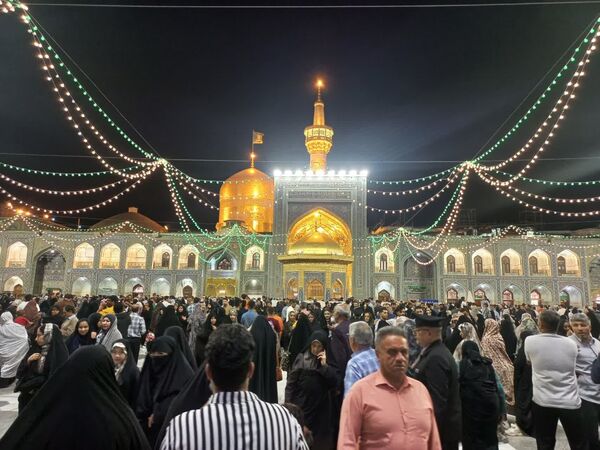 سیل عظیم زائران و مجاوران حرم امام رضا (ع) در شب ولادت یازدهمین امام شیعیان
