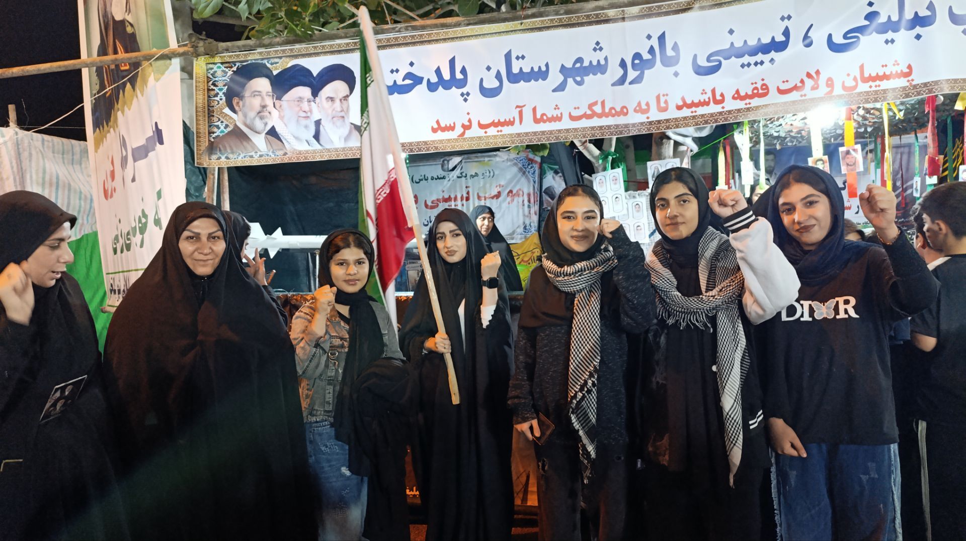 جمع حامیان ایران در میدان بهشتی پلدختر
