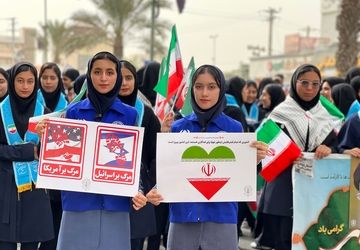 حضور پرشور دانش‌آموزان سیریک در راهپیمایی ۱۳ آبان