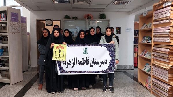بازدید دانش‌آموزان دبیرستان فاطمه الزهرا(س) از کتابخانه شهید بهشتی 