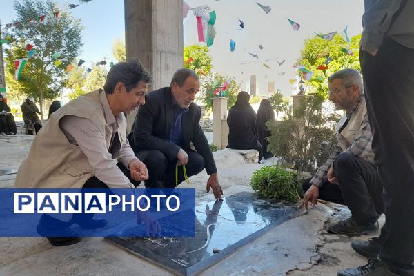 غبارروبی مزار شهدا در امام زاده حسن(ع) نسیم‌شهر