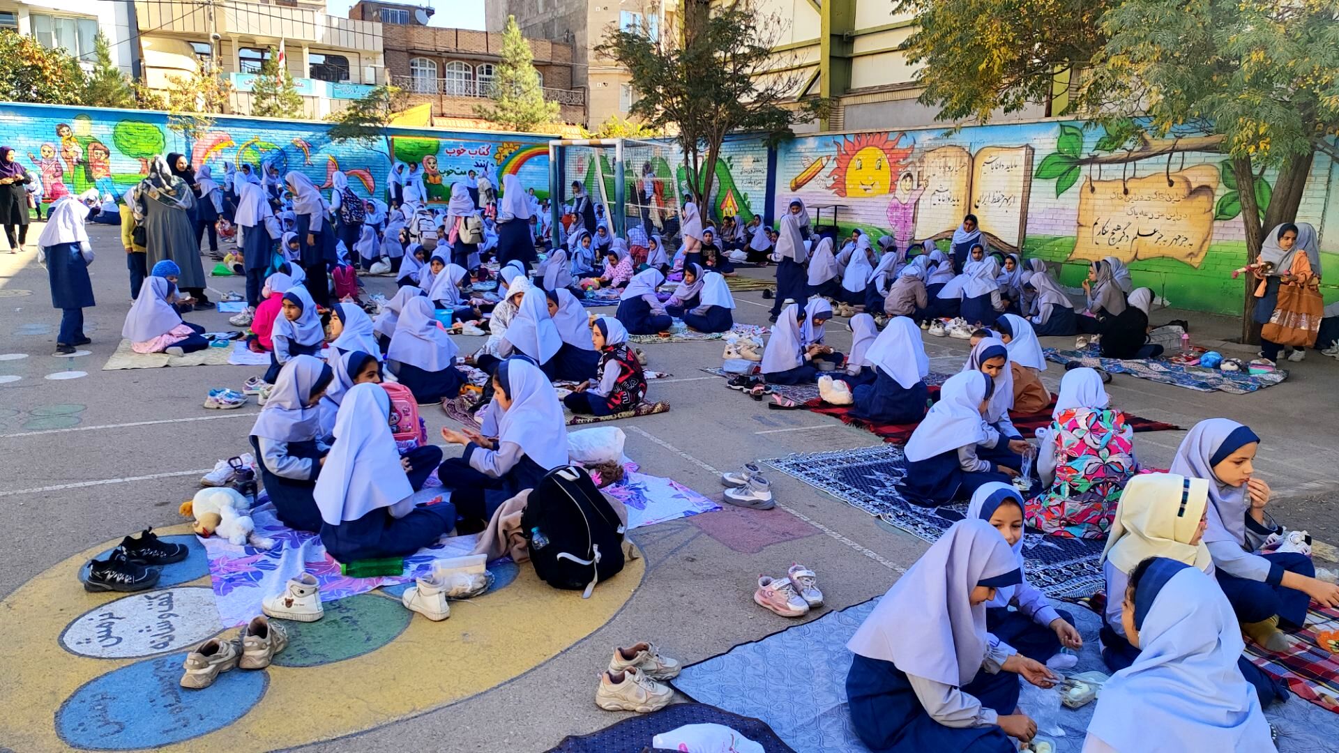 روز جهانی کودک و تخم مرغ در مدرسه شاهد خیر سجادی 