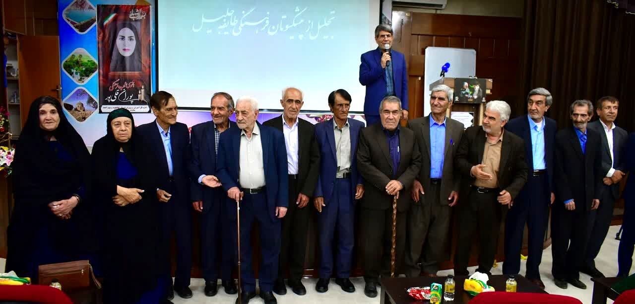 معلمان الگوی عزت و استقلال ملی هستند