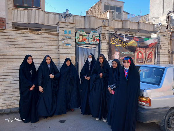 دیدار دختران رای اولی قم با خانواده شهید آقازاده نژاد