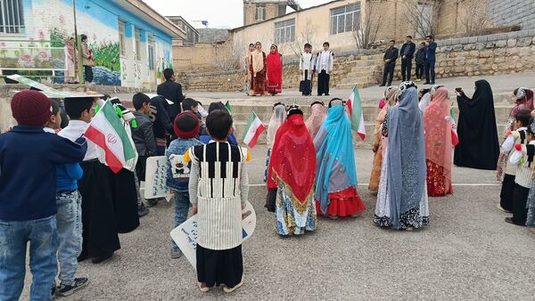 حماسه دانش‌آموزان شهید امامی  میانکوه در راهپیمایی ۲۲ بهمن 