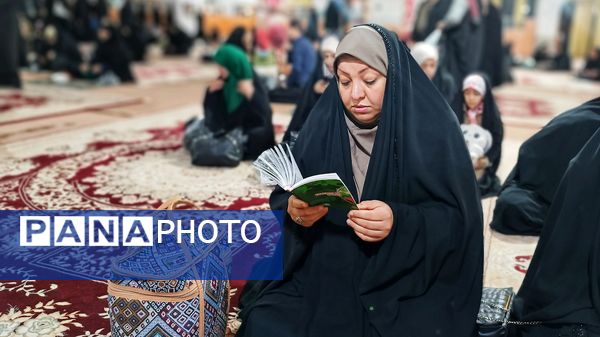 قرائت زیارت عاشورا توسط زائران مسجد جمکران در گلزار شهدای یاسوج