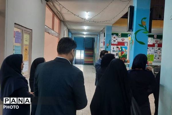 بازدید مدیر آموزش و پرورش ناحیه دو شهرری از دبستان شهید چمران