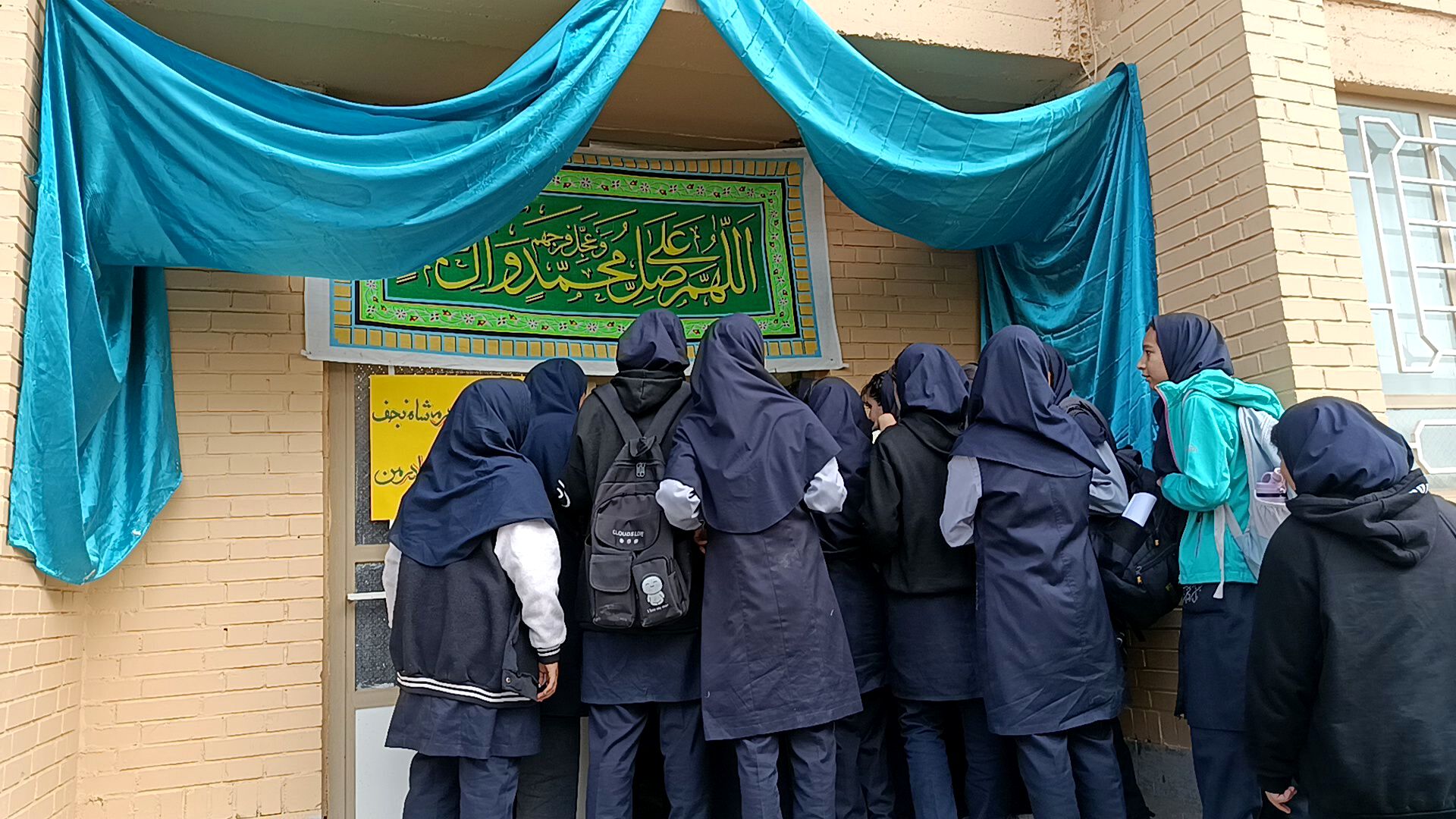مراسم ولادت حضرت فاطمه‌ و‌ برپایی‌چایخانه‌در‌ دبیرستان وکیلی3 ( یغمای نیشابوری)