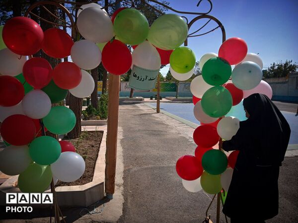 جشن جوانه ها در دبیرستان نمونه اندیشه 