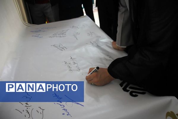 اجتماع استکبار ستیزی و رویداد پلاکاردنویسی دانش‌آموزان سمنان