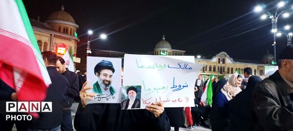 مردم یکن‌آباد در میدان امام، پیمانِ دوباره با شهدا بستند