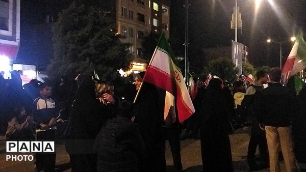 تا پای جان پای رهبرمون هستیم 