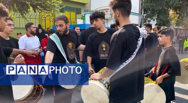 جاماندگان اربعین در خیابان ۱۷ شهریور هم‌قدم با زائران کربلا
