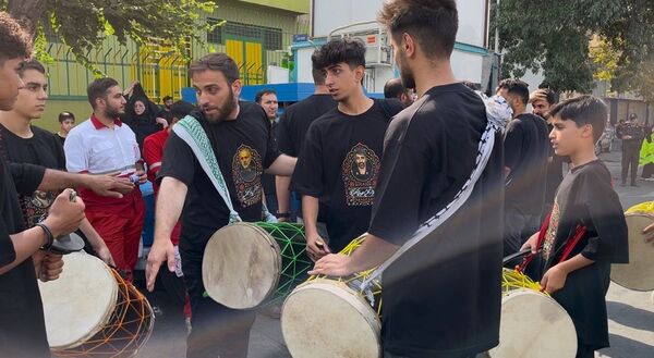 جاماندگان اربعین در خیابان ۱۷ شهریور هم‌قدم با زائران کربلا