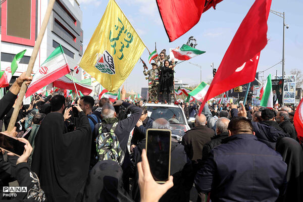 حضور وزیر آموزش و پرورش در مراسم تشییع پیکرهای مطهر ۸۴ شهید قهرمان ناوشکن دنا 