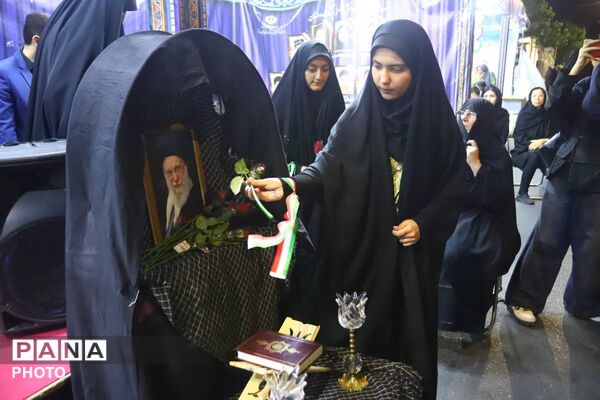سوگواره شبانه دانش آموزان تبریز در تجمعات مردمی برای رهبر شهید