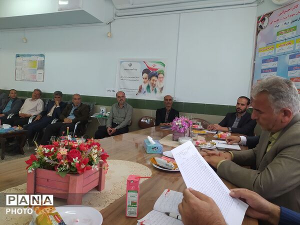 جلسه شورای دبیران دبیرستان نمونه آیت‌الله خامنه‌ای