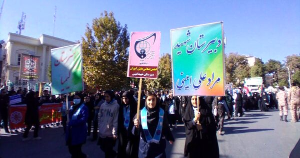 راهپیمایی 13 آبان با حضور حداکثری دانش آموزان در شهرستان نیشابور 