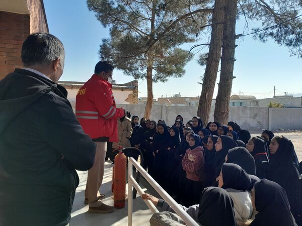 آموزش اطفای حریق و ایمنی به دانش آموزان دبیرستان مادرمهربان خلیل آباد