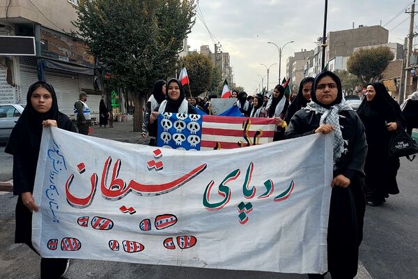 حضور پرشکوه دانش‌آموزان کهریزک و باقرشهر در راهپیمایی ۱۳ آبان