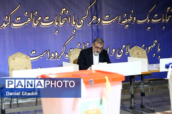 حضور سیدابراهیم رئیسی رئیس‌جمهوری در انتخابات 11 اسفند 1402