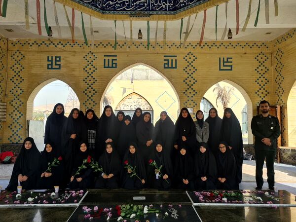 ادای احترام به شهدا توسط دانش‌آموزان دبیرستان فرهنگ ۱۳