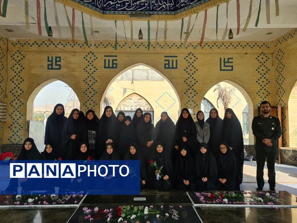 ادای احترام به شهدا توسط دانش‌آموزان دبیرستان فرهنگ ۱۳