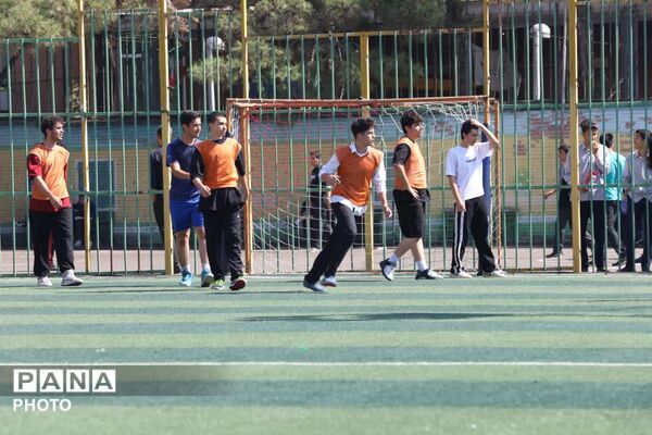 مسابقات فوتبال جام شهید آرمان در دبیرستان ماندگار البرز