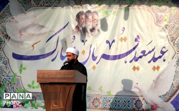 طنین نماز عید قربان در بقعه متبرک امامزاده شاه قطب‌الدین حیدر (ع) رودان