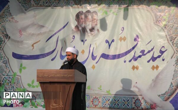 طنین نماز عید قربان در بقعه متبرک امامزاده شاه قطب‌الدین حیدر (ع) رودان