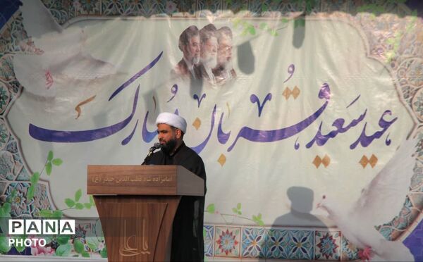 طنین نماز عید قربان در بقعه متبرک امامزاده شاه قطب‌الدین حیدر (ع) رودان