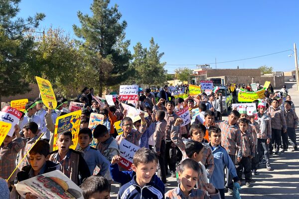 حضور حماسی دانش‌آموزان در راهپیمایی باشکوه ۱۳ آبان ماه در سورمق