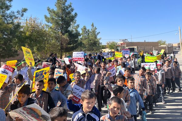 حضور حماسی دانش‌آموزان در راهپیمایی باشکوه ۱۳ آبان ماه در سورمق