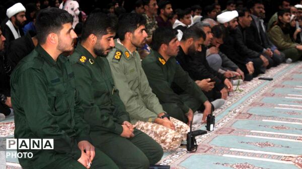 طلاب و بسیجیان شهرستان مارگون در شب پنجم غمِ شهادت امام خامنه‌ای، اقدامات آمریکا را محکوم کردند