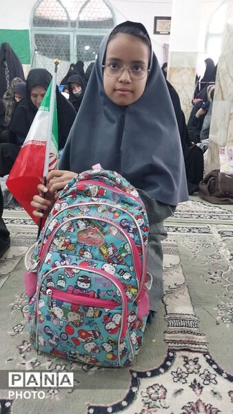 کوله پشتی‌های صورتی رنگ در راهپیمائی روز قدس تفت 