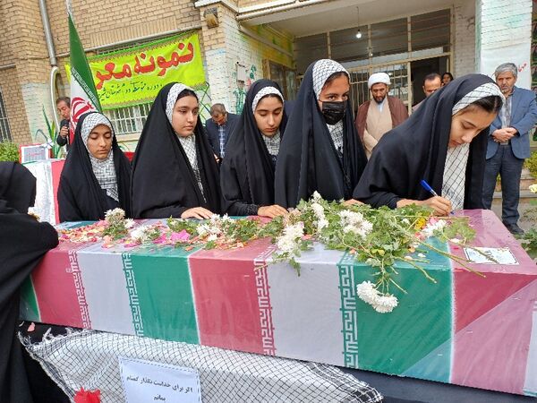 استقبال از شهید گمنام در دبیرستان نمونه معراج شیروان