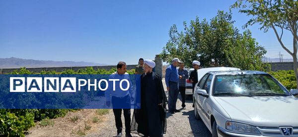 بازدید امام جمعه و رییس اداره کمیته امداد شهرستان خلیل‌آباد از کشاورزان 